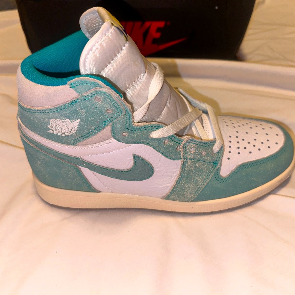 BRAND NEW, NEVER WORN Jordan 1 Mid SE Women's Shoe size 8